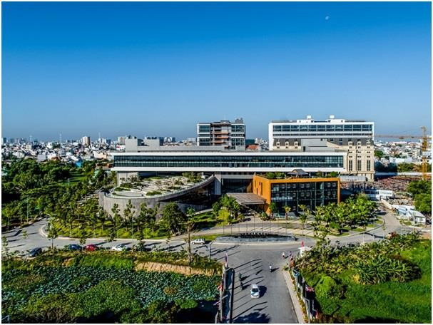 Trường đại học Văn Lang là một trong những trường đại học hàng đầu tại Việt Nam, với đội ngũ giảng viên giàu kinh nghiệm và đầy nhiệt huyết. Trường cung cấp cho sinh viên một môi trường học tập thân thiện và chuyên nghiệp, với các chương trình đào tạo đa dạng và phong phú, từ ngành Kinh tế, Quản trị kinh doanh, Sư phạm đến Ngôn ngữ học và Văn học. Đặc biệt, trường còn có những hoạt động ngoại khóa và dịch vụ hỗ trợ tuyệ