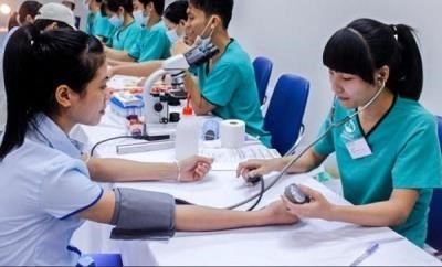 Để giải thích về thực tập sinh và tu nghiệp sinh tại Nhật Bản một cách rõ ràng và dễ hiểu, ta có thể nói rằng thực tập sinh là người được tuyển chọn để tham gia vào một chương trình đào tạo nghề tại Nhật Bản trong một khoảng thời gian nhất định. Các thực tập sinh này sẽ được đào tạo về kỹ năng nghề nghiệp và văn hóa Nhật Bản. Tu nghiệp sinh là những người đã hoàn thành chương trình đào tạo nghề tại Nhật Bản và được phép làm việc tại các