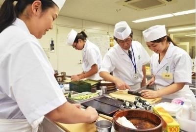 Chăm sóc da là một nghề cần đòi hỏi sự kiên trì và đam mê. Công việc của người chăm sóc da bao gồm tư vấn cho khách hàng về cách chăm sóc da tốt nhất, phân tích và đánh giá tình trạng da, đưa ra các giải pháp và sản phẩm phù hợp để giải quyết các vấn đề về da. Để thành công trong nghề này, người chăm sóc da cần có kiến thức chuyên môn về da và các sản phẩm chăm sóc da, kỹ năng giao tiếp và khả năng giải quyết vấn đề hiệu quả.