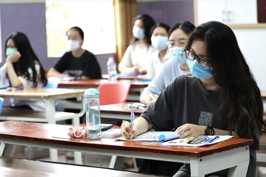 Để tính thang điểm 40, có vài điểm cần lưu ý. Đầu tiên, phải biết được số điểm tối đa mà bài thi có thể đem lại. Sau đó, chia điểm đó cho 40 để ra được tỉ lệ điểm. Tiếp theo, để tính điểm cho từng câu hỏi hoặc phần, ta nhân tỉ lệ điểm với số điểm của câu hỏi đó. Cuối cùng, cộng tất cả các điểm đã tính được để ra được điểm tổng. Điều quan trọng là phải làm đúng các bước tính toán và sử dụng đúng tỉ lệ điểm để đảm bảo