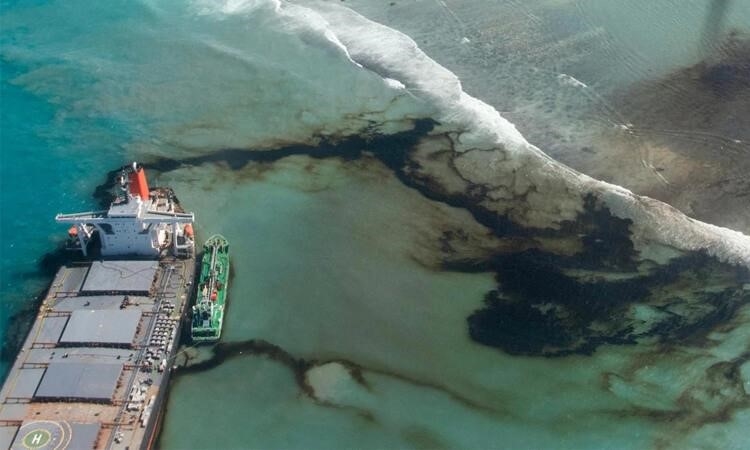 Dầu tràn trên mặt biển đang gây ra những tác động đáng lo ngại cho môi trường và sức khỏe con người. Tình trạng này xảy ra khi dầu được vứt bỏ hoặc rò rỉ từ các phương tiện vận chuyển trên biển. Sự tràn dầu ảnh hưởng đến sự sống của các loài sinh vật biển và gây ra các vấn đề về môi trường nghiêm trọng. Các biện pháp phòng ngừa và xử lý hiệu quả cần được áp dụng để giảm thiểu tác động của tràn dầu trên biển.