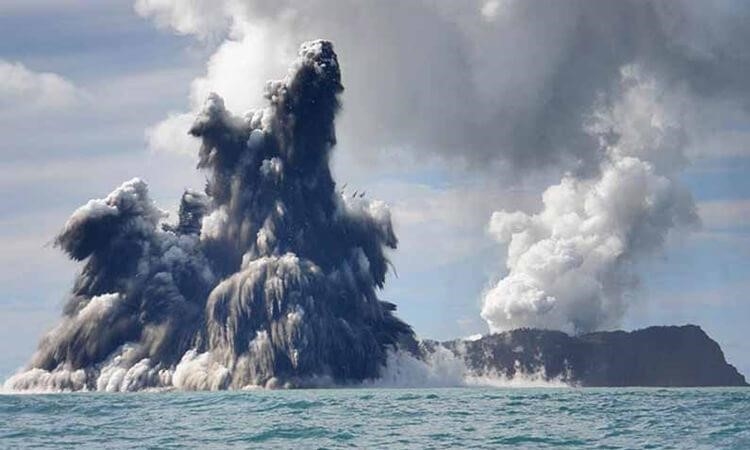 Dưới đáy đại dương, núi lửa đang phun trào mạnh mẽ.