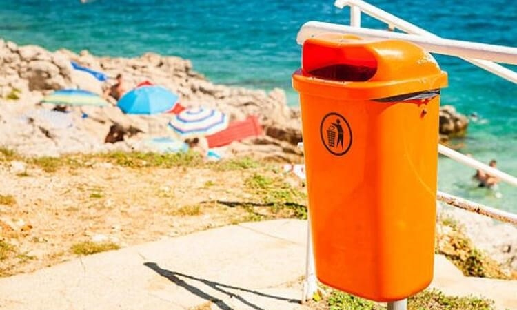 Để bảo vệ môi trường biển, chúng ta nên sử dụng thùng rác nhựa. Điều này sẽ giúp giảm thiểu lượng rác thải tràn lan vào đại dương và ảnh hưởng đến động vật dưới nước. Bằng cách sử dụng thùng rác nhựa, chúng ta có thể thu gom và xử lý rác thải một cách hiệu quả và đảm bảo môi trường biển được giữ gìn đẹp đẽ.