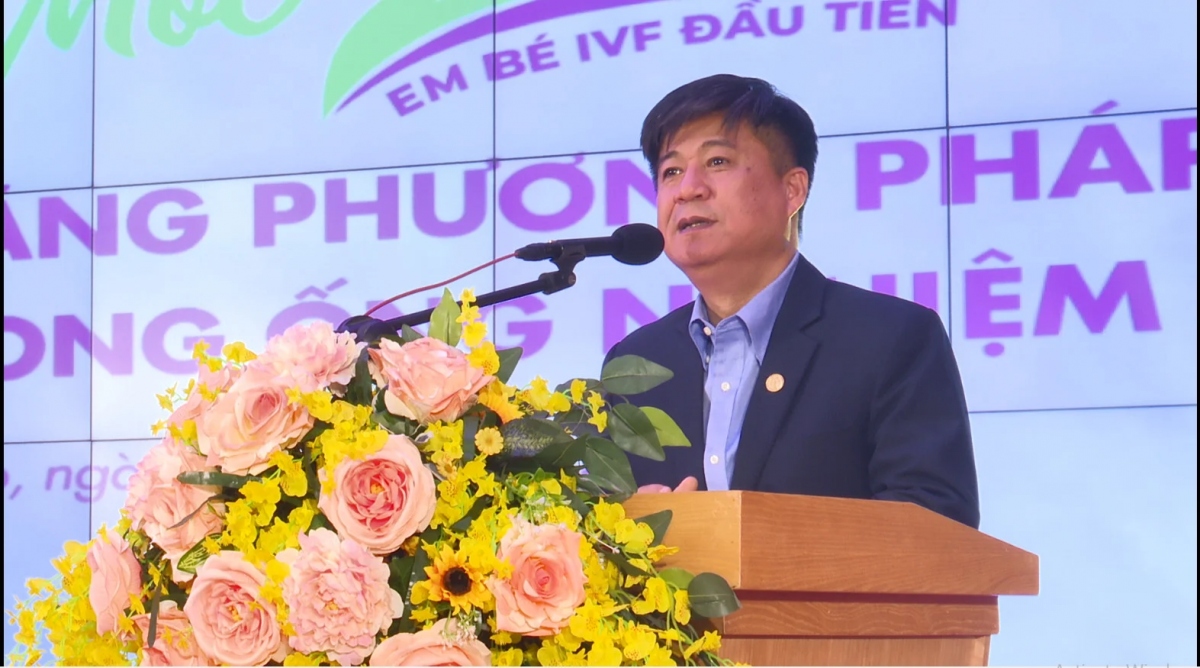 Hai anh em sinh đôi cảm động quỳ lạy ông nội sau kỳ thi đại học
