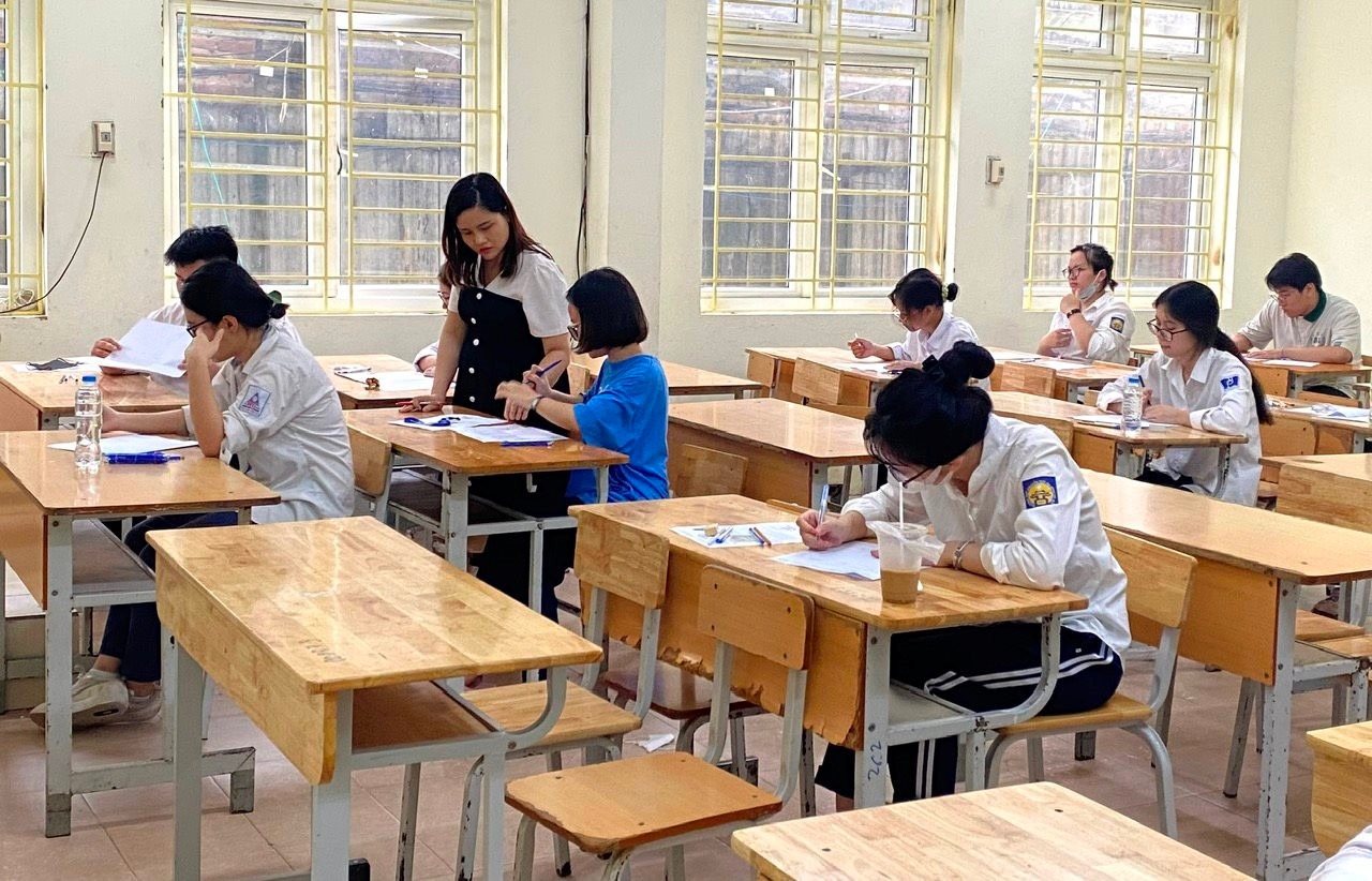 Hai anh em sinh đôi cảm động quỳ lạy ông nội sau kỳ thi đại học